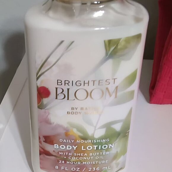 Bath and body Works brightest bloom gift bag set with goodies - Picture 11 of 16